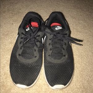 Black nike tanjun sneakers